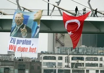 Hollanda'da Erdoğan'ın resmi asıldı