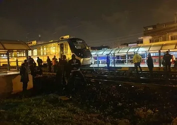 Raylardan yolun karşısına geçmek isterken trenin altında kaldı