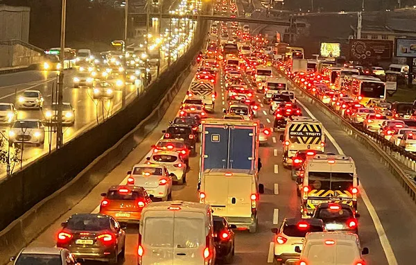 İstanbul’da yeni hafta trafikle başladı! Milyonlar yolda kaldı