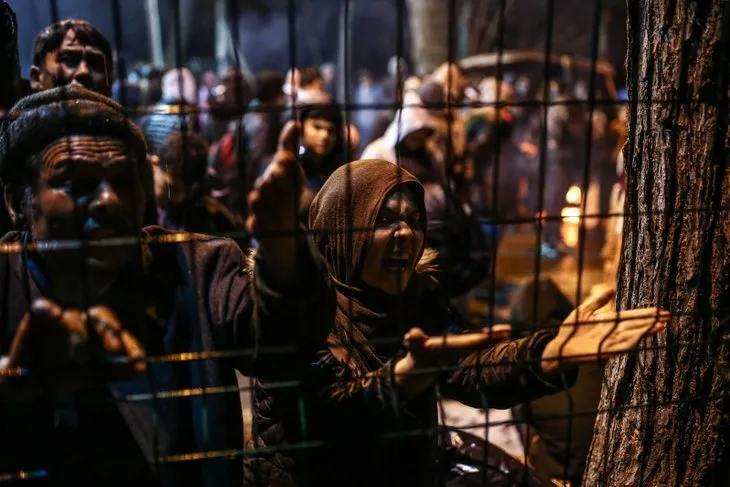 Pazarkule Sınır Kapısında bekleyiş sürüyor! Yunan polisi göçmenleri havaya ateş açarak uzaklaştırdı