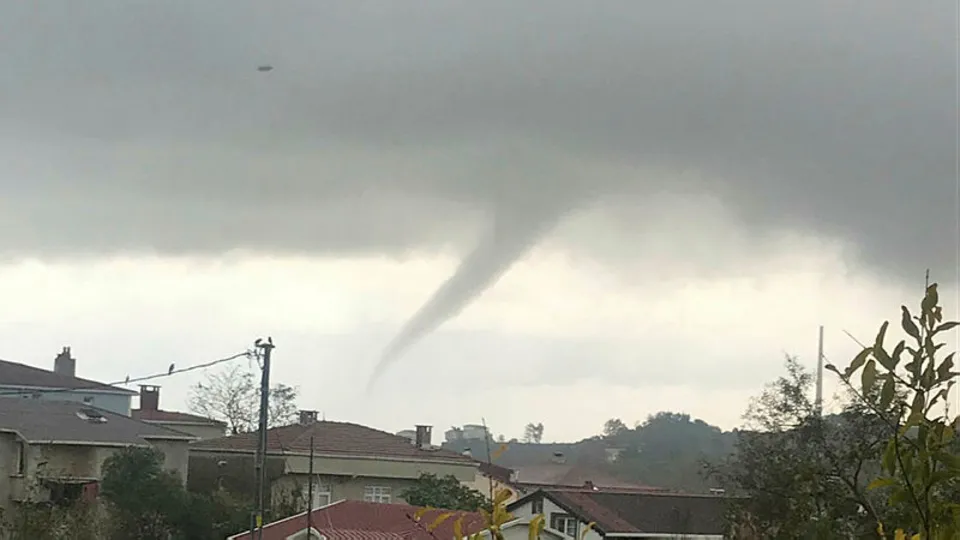 Son dakika: İstanbul’da hortum paniği kamerada