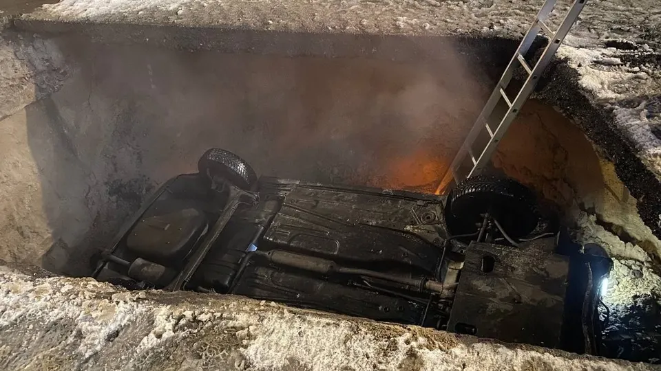 Seyir halindeki otomobil kaynar su çukuruna düştü