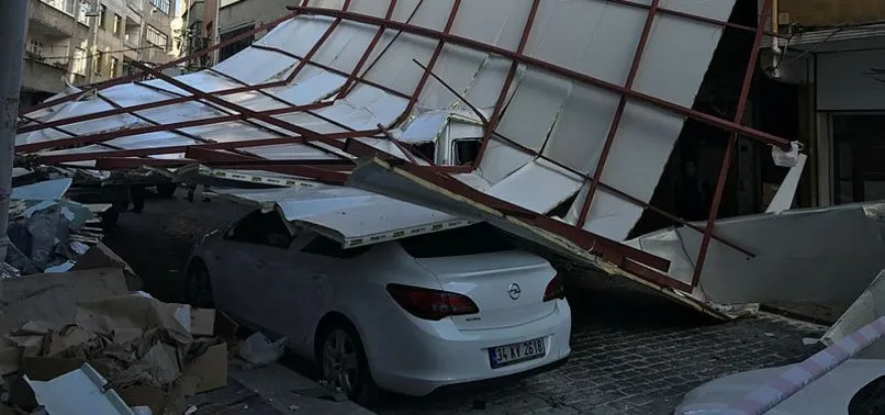 İstanbul’da şiddetli lodos hayatı olumuz etkiledi! Beyoğlu’nda lodosun etkisiyle bir binanın çatısı uçtu