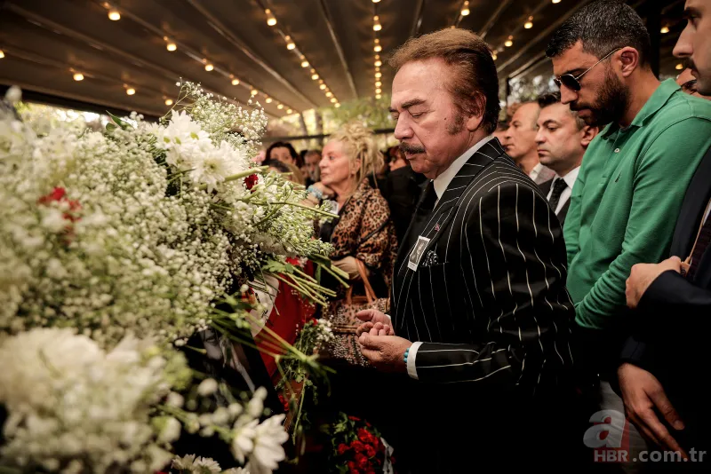 Türk tiyatrosunun usta ismi Yıldız Kenter son yolculuğuna uğurlandı 10