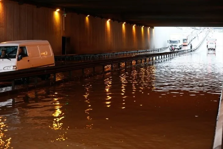 İzmir’de sağanak yağış hayatı felç etti
