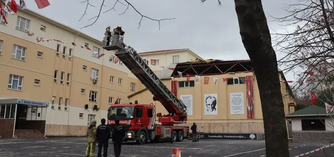 İstanbul’da ’turuncu’ alarm! Okulun çatısı uçtu
