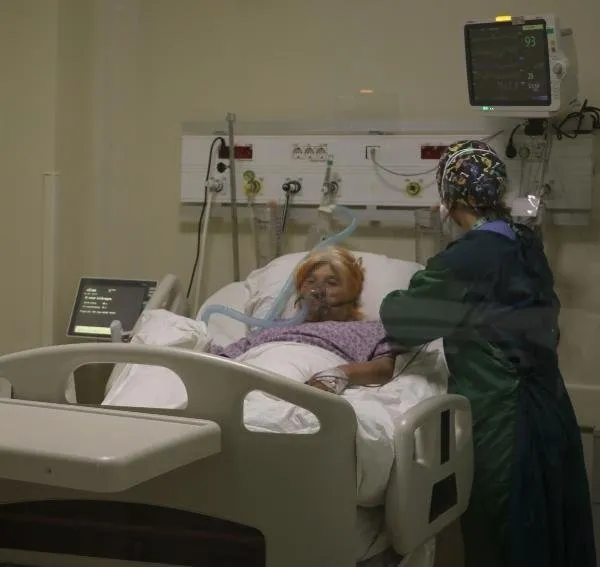 Samsun’da hemşireyi ağlatan olay! Hasta, eline 'Beni bırakma, korkuyorum' yazdı - 6