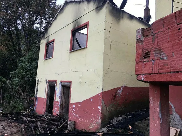 1634068802920.jpg Sobayı yakmaya çalışırken hem kendini hem evi yaktı - 3