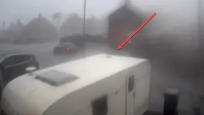 Fırtına karavanı böyle devirdi