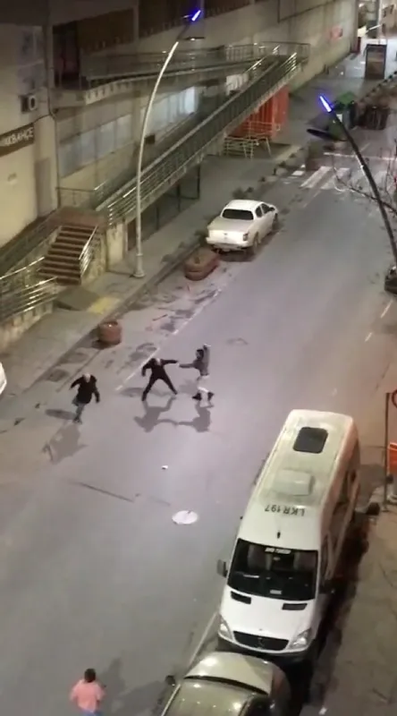 sultangazide-2-surucu-arasindaki-tartisma-kavgaya-donustu-yumruklar-konustu-1641105369137.jpg Sultangazi’de 2 sürücü arasındaki tartışma kavgaya dönüştü: Yumruklar konuştu - 2