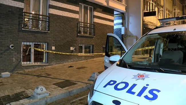 İstanbul'da 24 yaşındaki genç yaşadığı apartmanın önünde ölü bulundu - 5