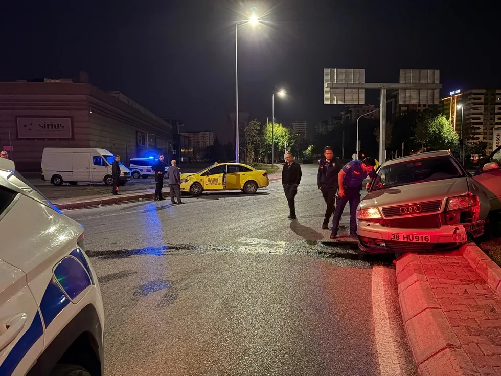 Melikgazi’de ticari taksiyle otomobil çarpıştı! Refüje savrulan aracın sürücüsü hastaneye kaldırıldı - 1