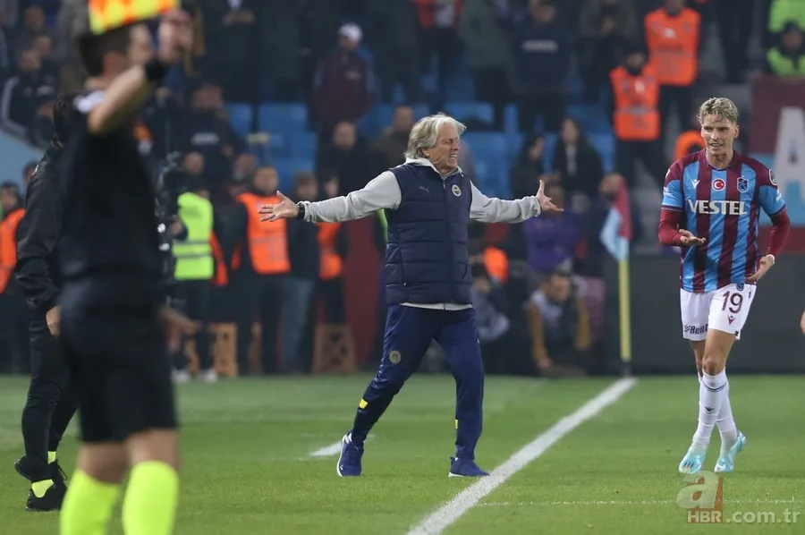 Trabzonspor-Fenerbahçe maçında tribünde Trabzon vurgulu koreografi: "Vatan bölünmez tektir" 18