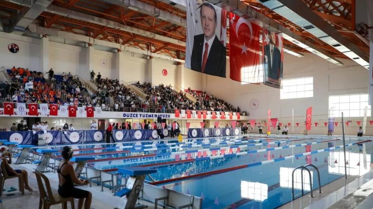 Düzce'de 250 genç sporcu şampiyonluk için kulaç attı