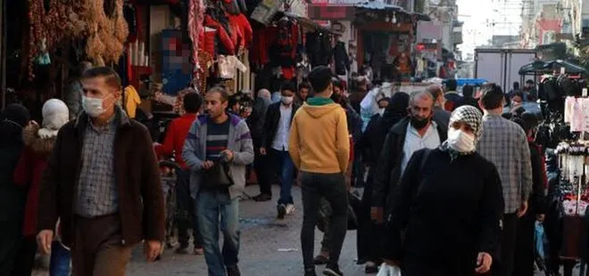 Adana'da koronavirüse davetiye çıkaran kalabalık