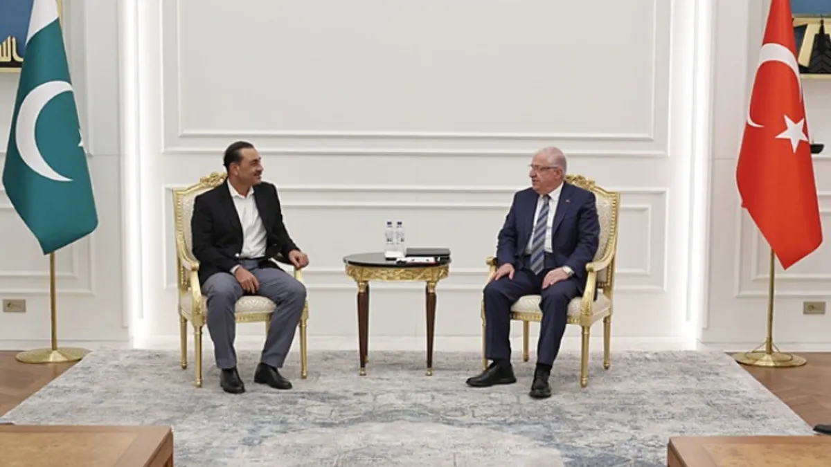 Bakan Güler Pakistan Kara Kuvvetleri Komutanı ile görüştü