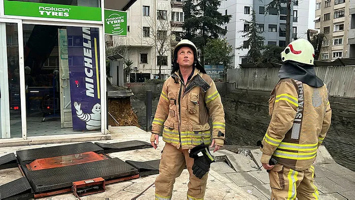 Kadıköy'de istinat duvarı çöktü: 5 katlı bina... - 5