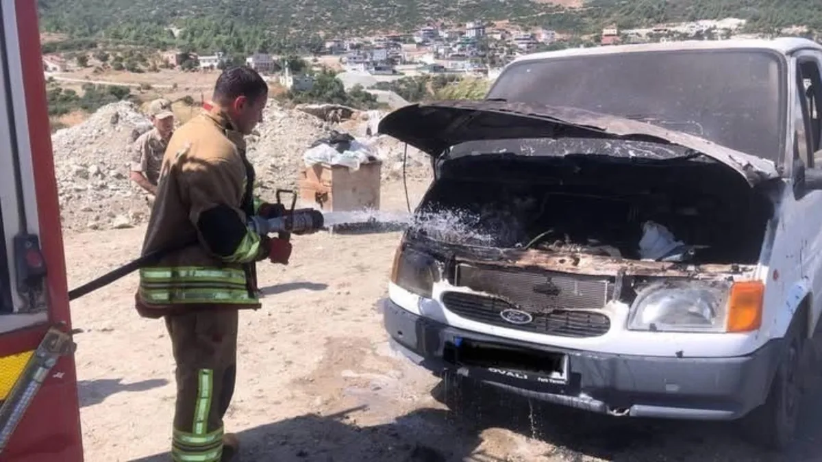 Antakya'da Seyir Halindeki Minibüste Çıkan Yangın Söndürüldü