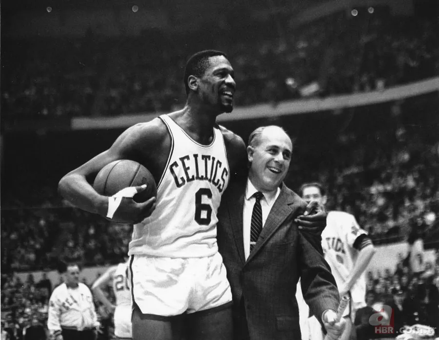 NBA'in ilk siyahi başantrenörü Bill Russell hayatını kaybetti 9