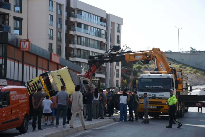 İzmir'de akıllara durgunluk veren olay! Polisten kaçan TIR dehşet saçtı - 4