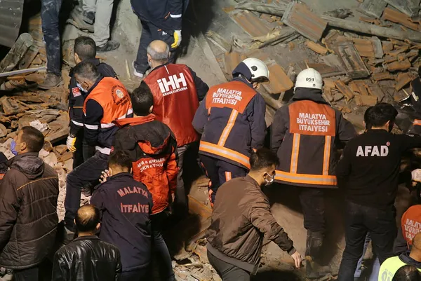 1636478344481.jpg Malatya'da çöken binadan kendi imkanlarıyla çıktı! Tavukçu ile geçen diyaloğunu anlattı! Şemsettin Bozdemir o anları A Haber'e anlattı - 5