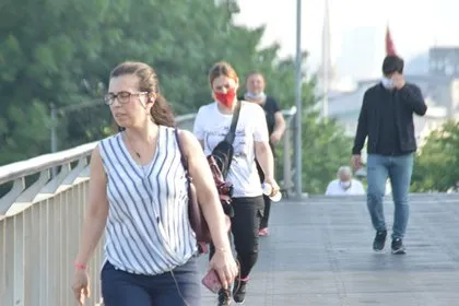 ’Yeni normalleşme’de 3. hafta! Metrobüs durağında endişelendiren görüntü
