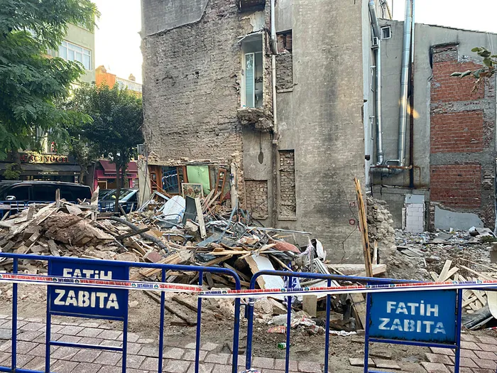 fatihte-korku-dolu-anlar-bina-coktu-1-yarali-var-istanbul-valiliginden-aciklama-1726206918694.jpg Fatih'te korku dolu anlar! Bina çöktü 1 yaralı var | Havadan görüntülendi - 3
