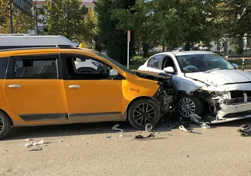 Elazığ'da 2 otomobil çarpıştı