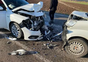 Diyarbakır'da otomobil ile hafif ticari araç çarpıştı: 1 ölü, 2 yaralı