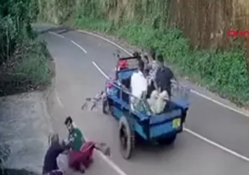 Sürücüsü düşen traktörü durdurmak güç oldu