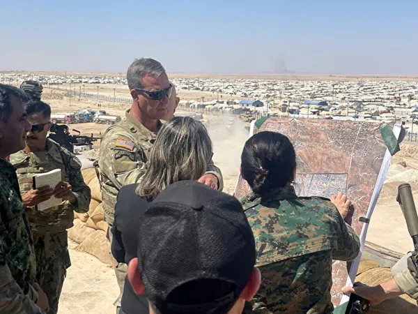 ABD’den PKK/YPG terörüne açık destek! CENTCOM Komutanı Suriye’de işgal edilen kamp bölgesini ziyaret etti