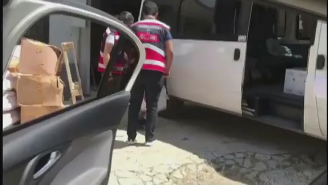 istanbulda-duzenlenen-operasyonda-8-bin-litre-sahte-icki-ele-gecirildi-1625292037710.jpg İstanbul'da düzenlenen operasyonda 8 bin litre sahte içki ele geçirildi - 2