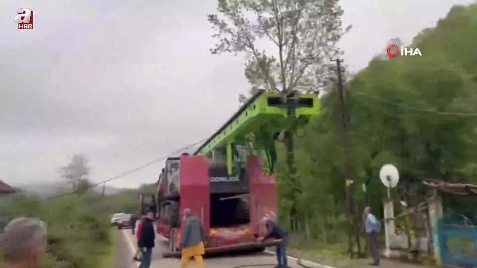 Tellere takılan tır interneti çökertti! Trafiği felç etti