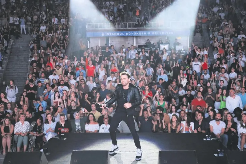 Murat Dalkilic Aska Geldi Hande Ercel Icin Yazdigi Gozlerine Bakarak Soyledi