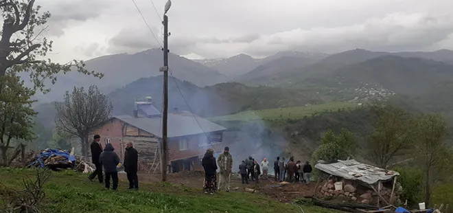 sivasta-yildirim-dusen-noktada-yangin-cikti-samanlik-kule-dondu-1715522128049.jpg Sivas'ta yıldırım düşen noktada yangın çıktı! Samanlık küle döndü - 1