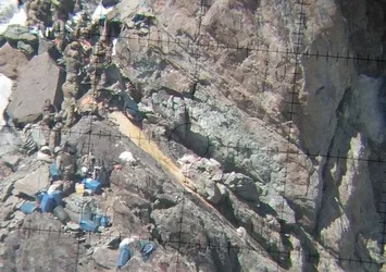İkiyaka Dağları'nda silah deposu olarak kullanılan mağara bulundu