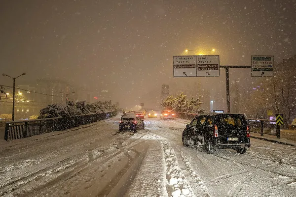 İstanbul’da kar esareti: Yollar trafiğe açıldı uçuşlar başladı! | Dakika dakika gelişmeler...