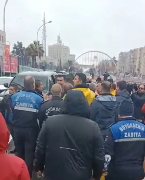 chpden-felaket-bolgesinde-ucuz-provokasyon-vatandaslar-ak-partili-baskani-protesto-etti-yalani-1678914252233.jpg CHP'den felaket bölgesinde ucuz provokasyon: 'Vatandaşlar AK Partili Başkan'ı protesto etti' yalanı - 4