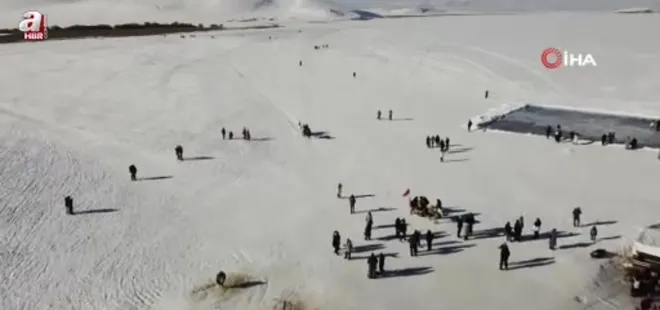 Kars'ta atlar buz üzerinde dörtnala