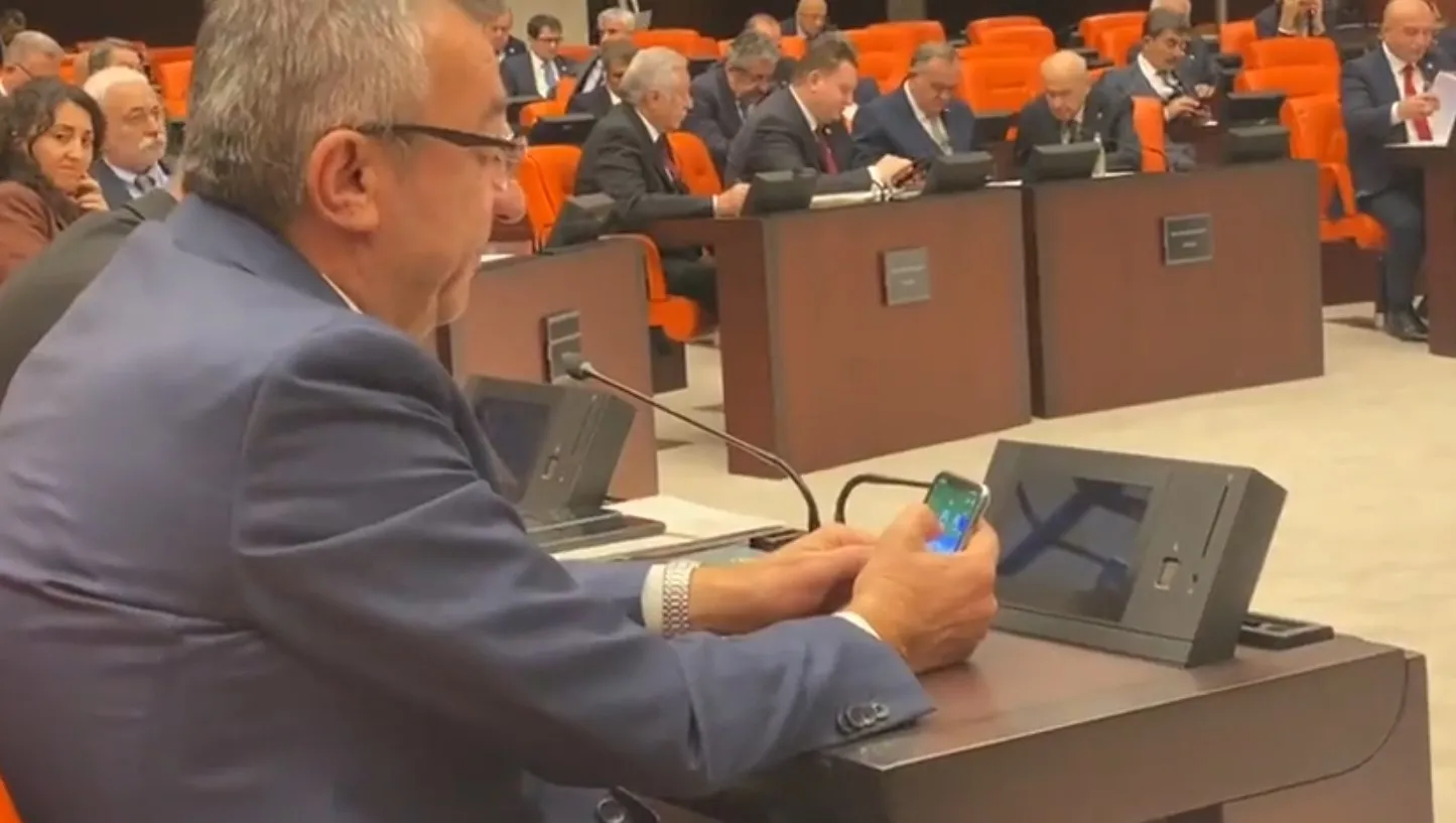 CHP'li Engin Altay TBMM'deki bütçe görüşmelerinde oyun oynarken görüntülendi