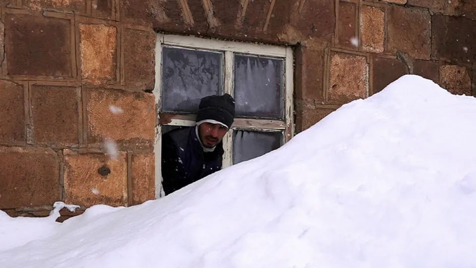 Muş'ta bir köy beyaz örtünün altında kaldı! Evden çıkmak için tünel kazıyorlar