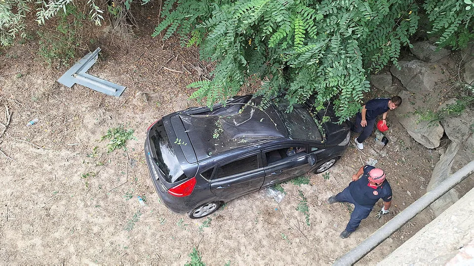 Samsun'da otomobil köprüden düştü