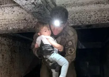 Sel felaketinde Kastamonu'nun Bozkurt ilçesinde mucize! Enkazdan kurtarılan çocuk herkese umut oldu