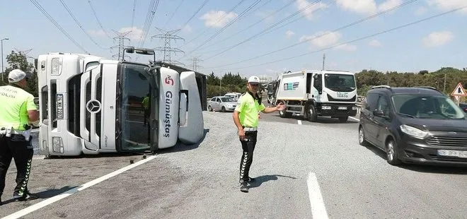 Eyüpsultan’da mıcır yüklü kamyon yan yattı! Trafik felç oldu