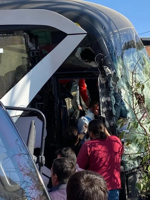 son-dakika-kamyonetle-yolcu-otobusu-carpisti-1-olu-cok-sayida-yarali-1636363797423.jpg Son dakika: Kayseri'de kamyonetle yolcu otobüsü çarpıştı: 1 ölü çok sayıda yaralı - 3
