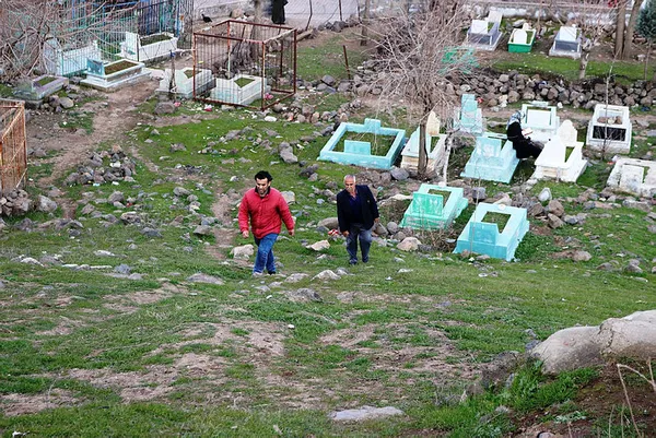 Diyarbakır'da hırsızlar mezarlıklara dadandı - 1