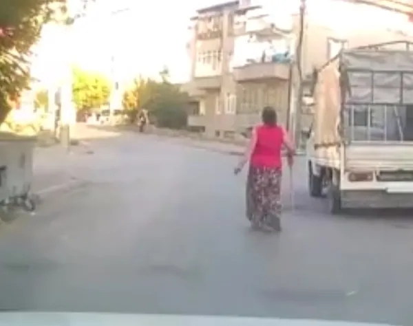 kayseride-eli-sopali-kadin-dehseti-onune-gelen-erkege-saldirdi-1662555806630.jpg Kayseri’de eli sopalı kadın dehşeti! Önüne gelen erkeğe saldırdı - 1