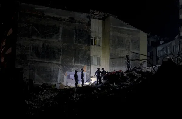 kahramanmarasta-yikilan-binalara-iliskin-3-kisi-tutuklandi-1676491436187.jpg Kahramanmaraş'ta yıkılan binalara ilişkin 3 kişi tutuklandı - 1