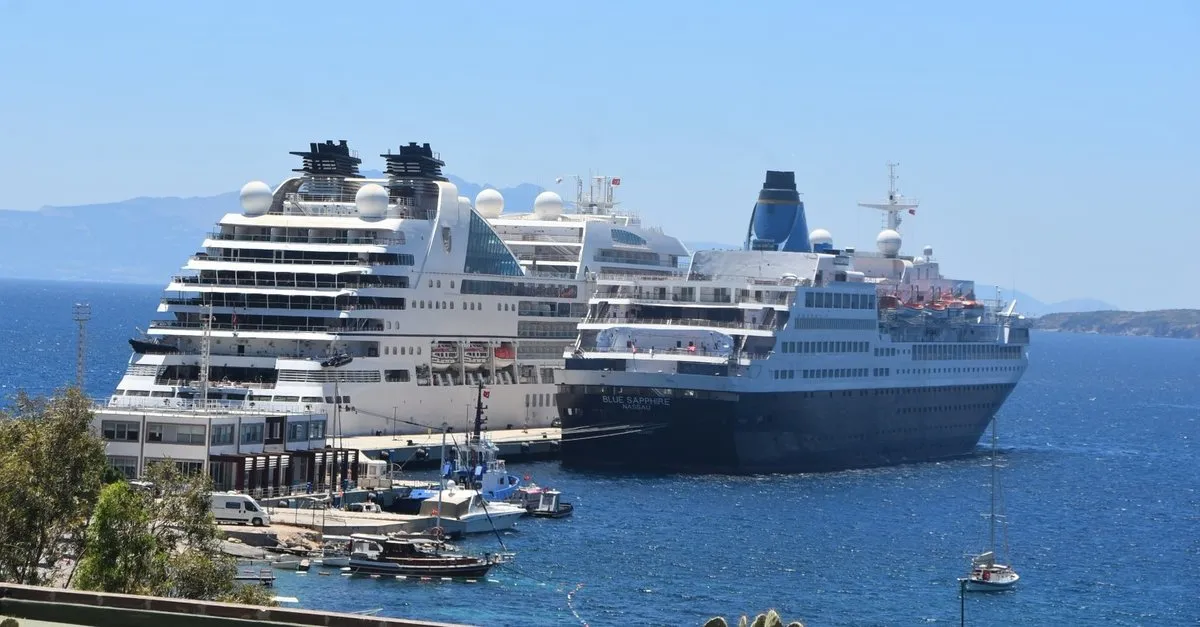 Bodrum’a iki yolcu gemisi geldi!