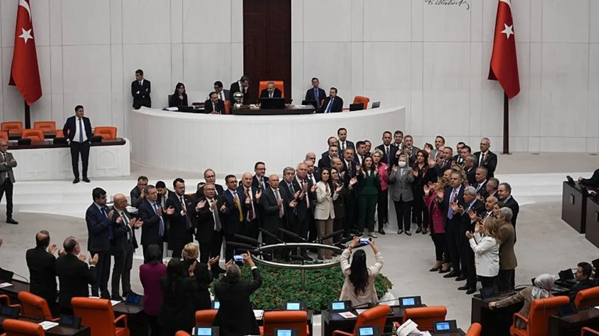 TBMM'de CHP'li vekillerden skandal! Diploma iptali nedeniyle kürsüyü işgal ettiler | Tepki yağdı: Topluca istifa edin